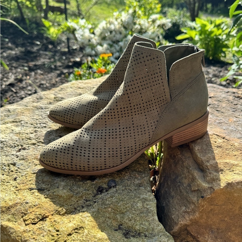 Francesca’s olive green booties size 8 1/2m